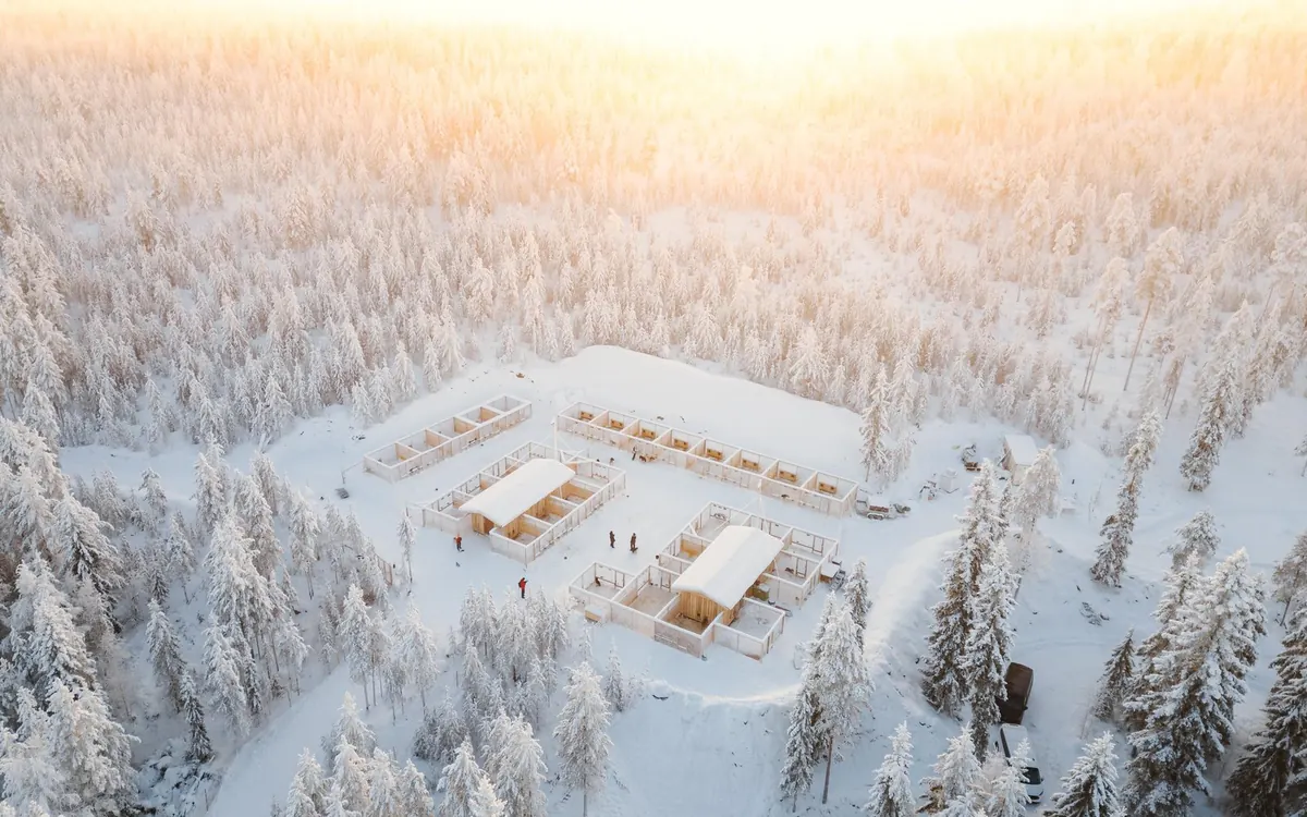 Vista aérea de una granja de huskies en el bosque nevado a las afueras de Rovaniemi